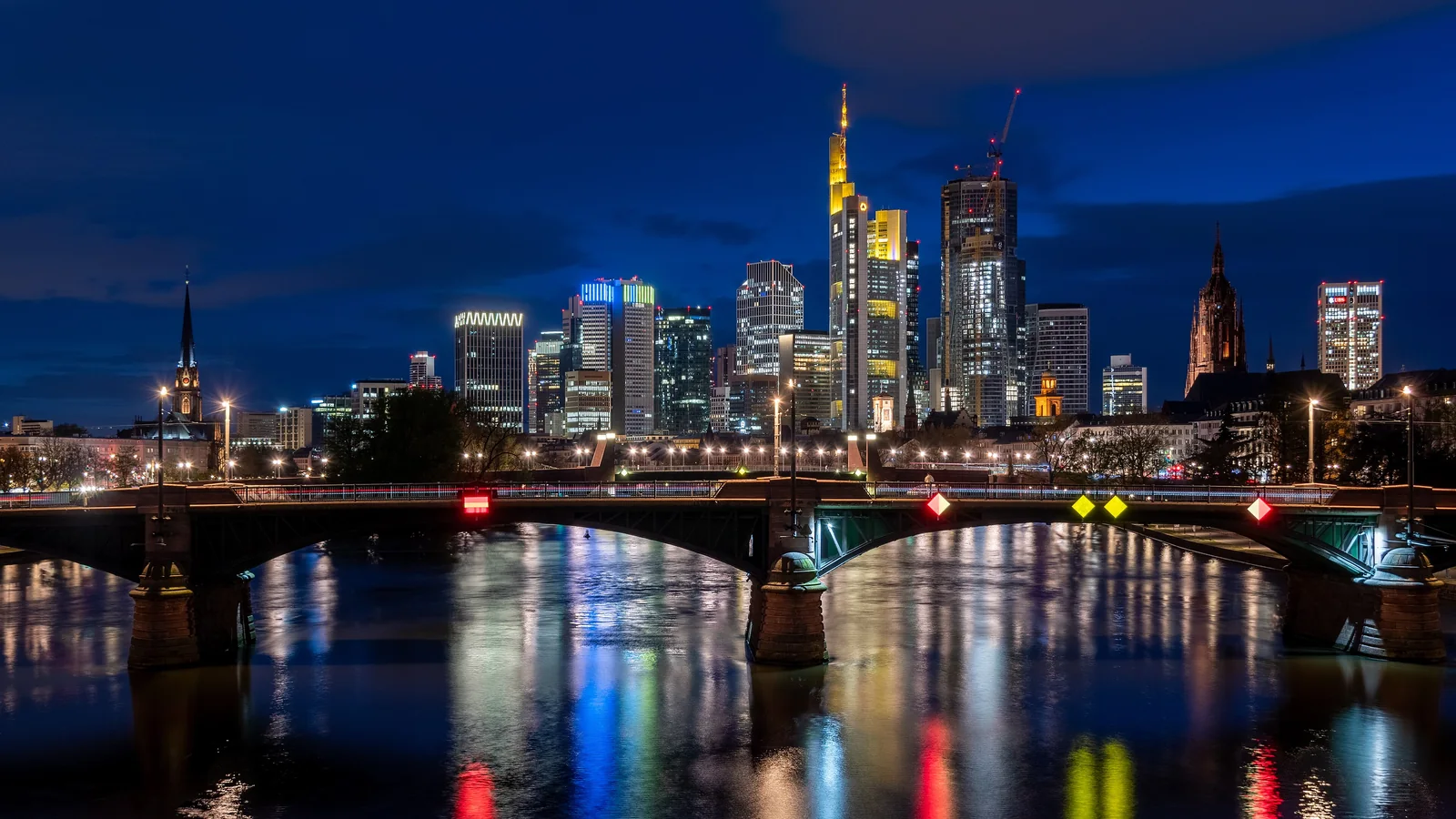 Skyline von Frankfurt am Main, Sitz der Banken hinter den deutschen Zahlungsmethoden für Online Casinos